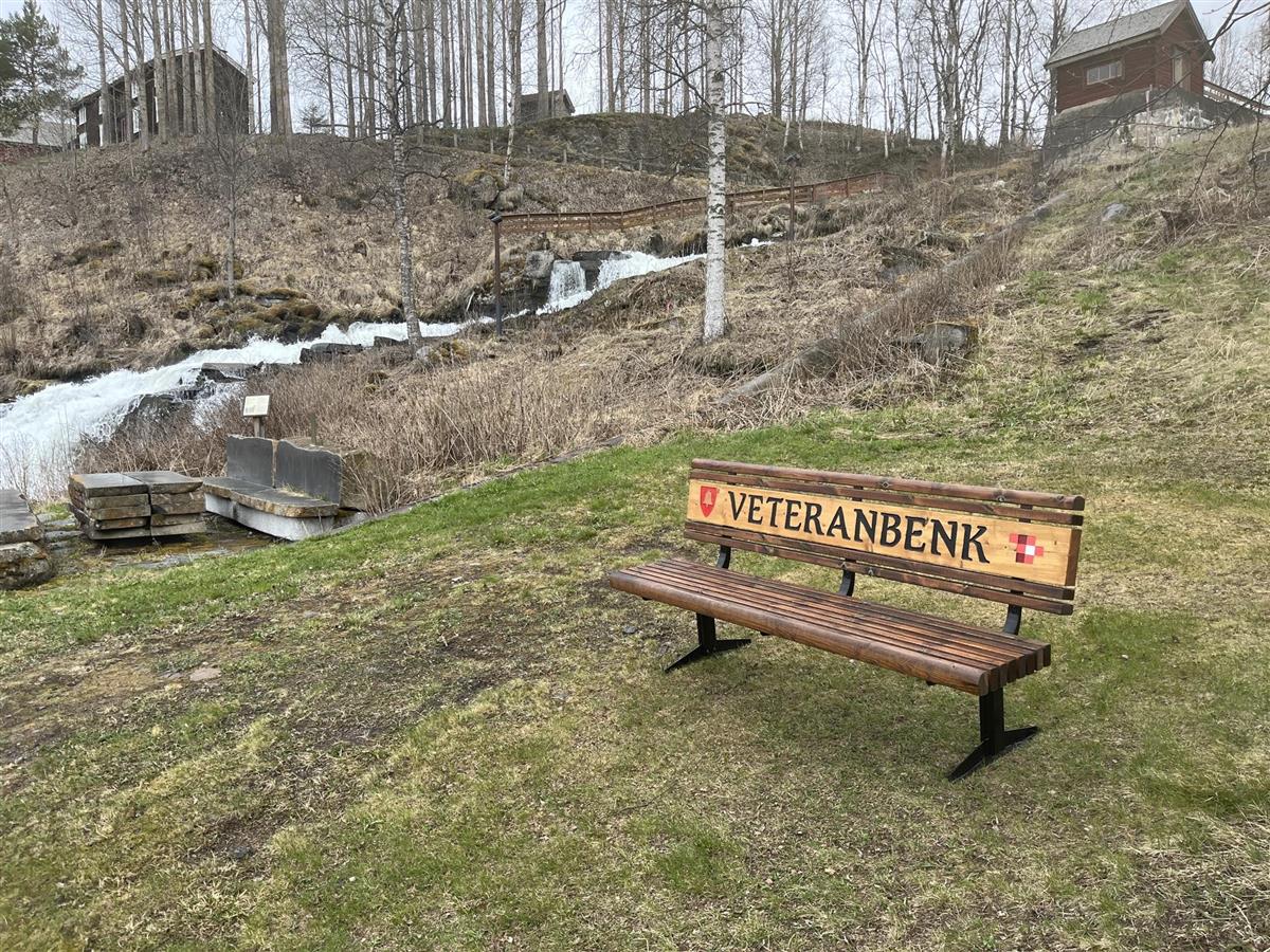 benk med teksten veteranbenk